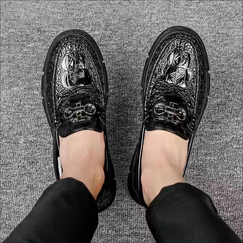 Britaj tondraj tavoloj ledaj viroj mola plandumo nigraj portas hazardajn laborŝuojn komfortajn spireblajn letajn ŝuojn