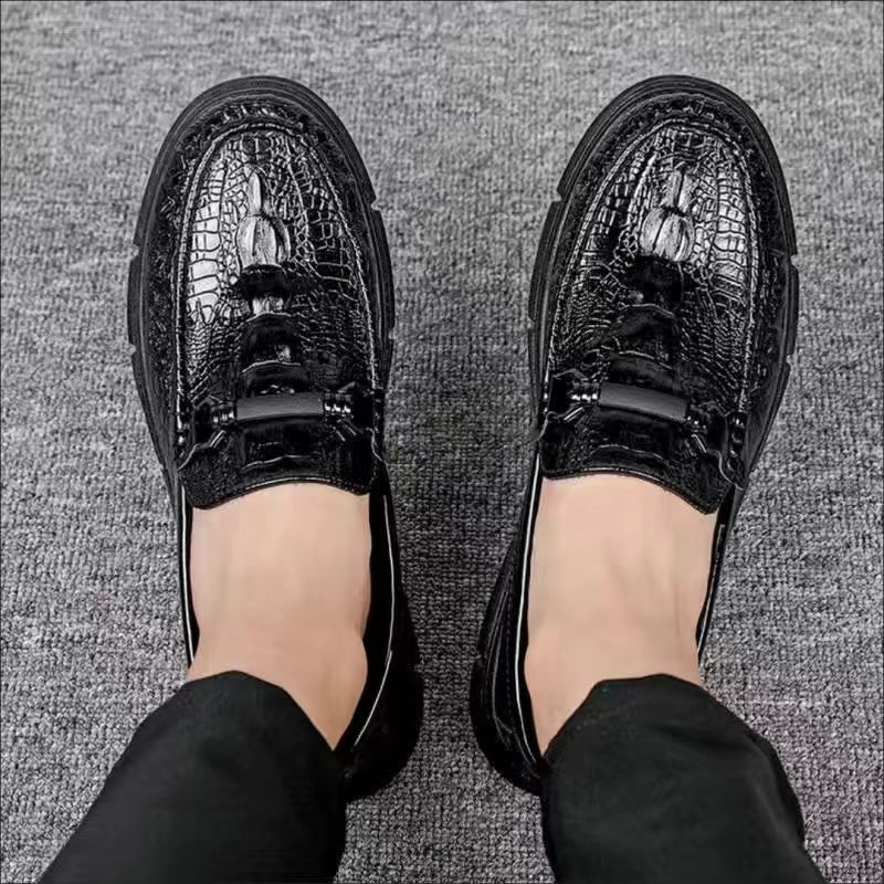 Britaj tondraj tavoloj ledaj viroj mola plandumo nigraj portas hazardajn laborŝuojn komfortajn spireblajn letajn ŝuojn