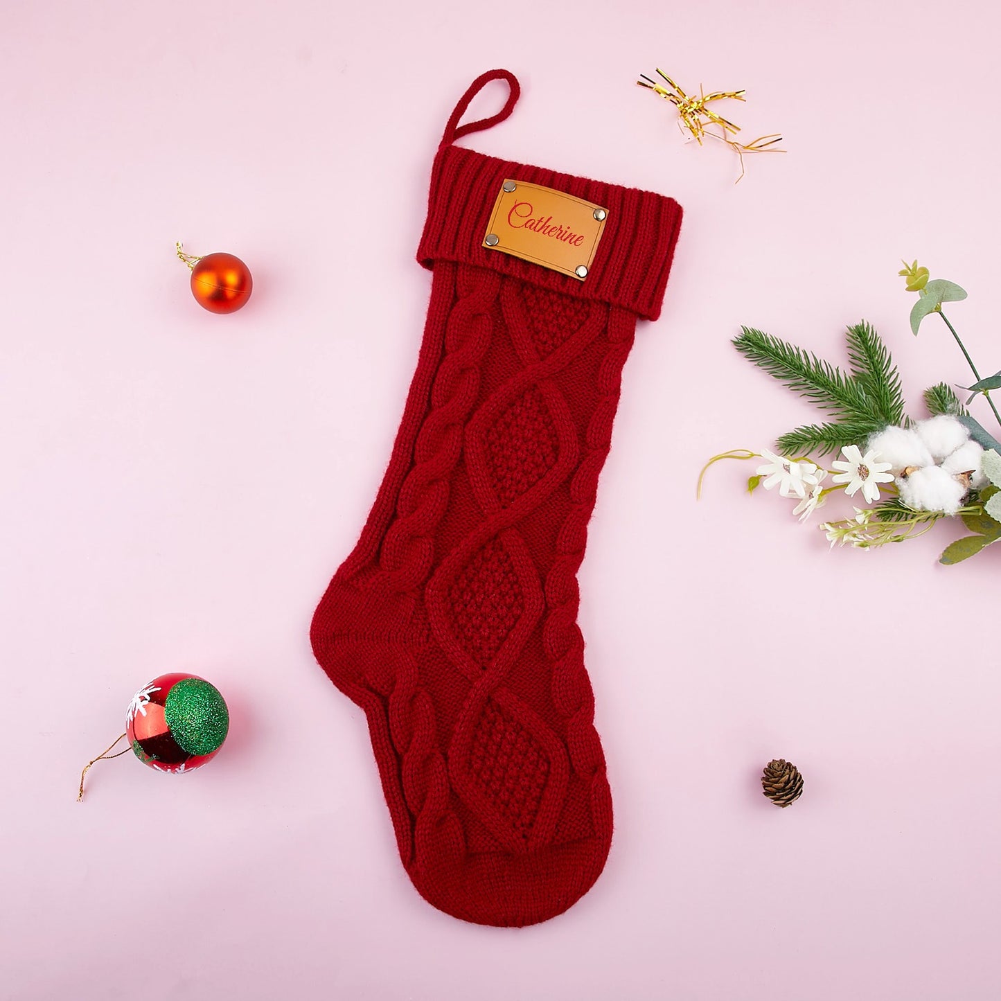 Personigitaj Kristnaskaj Ŝtrumpetoj kun Nomoj, Grandaj 7” Trikitaj Kristnaskaj Ŝtrumpetoj kun Leda Nomplato por Familio, Aro de 3, Propraj Kristnaskaj Dekoracioj por Kameno, Antaŭpordo kaj Arba Lasera Ledo-Etikedo Trikitaj Kristnaskaj Ŝtrumpetoj